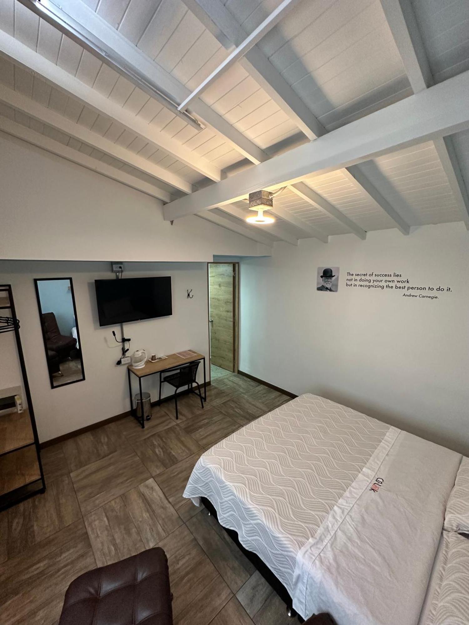 מדיין Colinkhouse Hotel מראה חיצוני תמונה