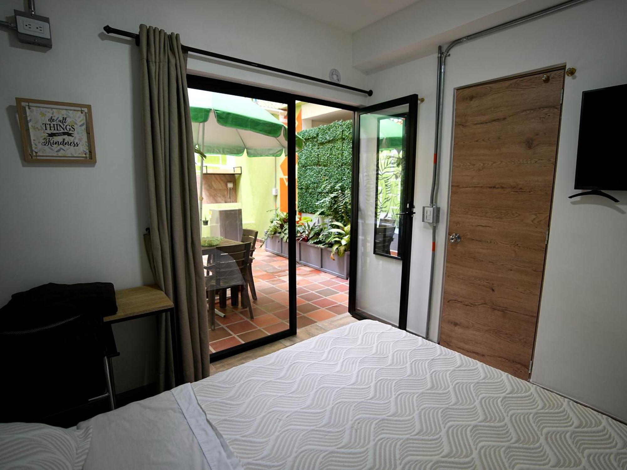 מדיין Colinkhouse Hotel מראה חיצוני תמונה