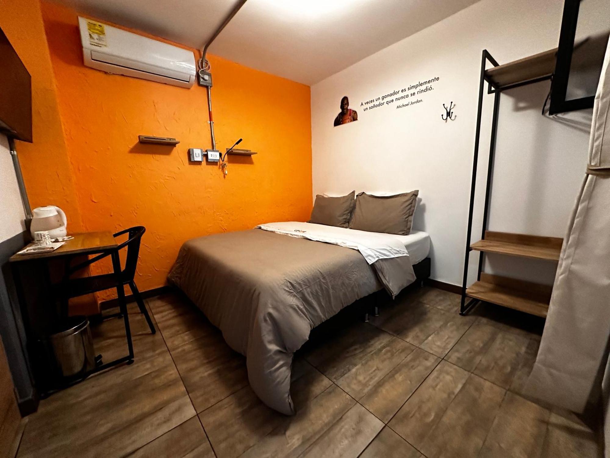 מדיין Colinkhouse Hotel מראה חיצוני תמונה