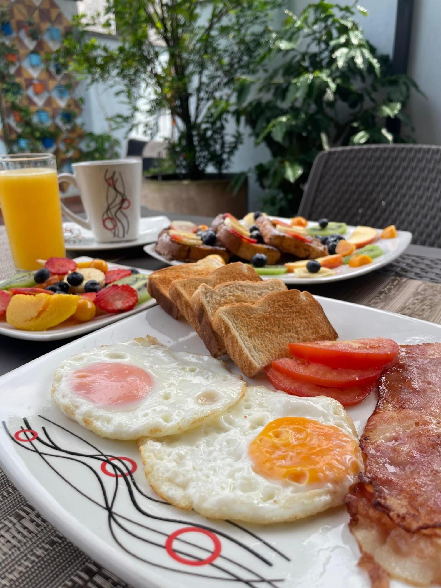 מדיין Colinkhouse Hotel מראה חיצוני תמונה