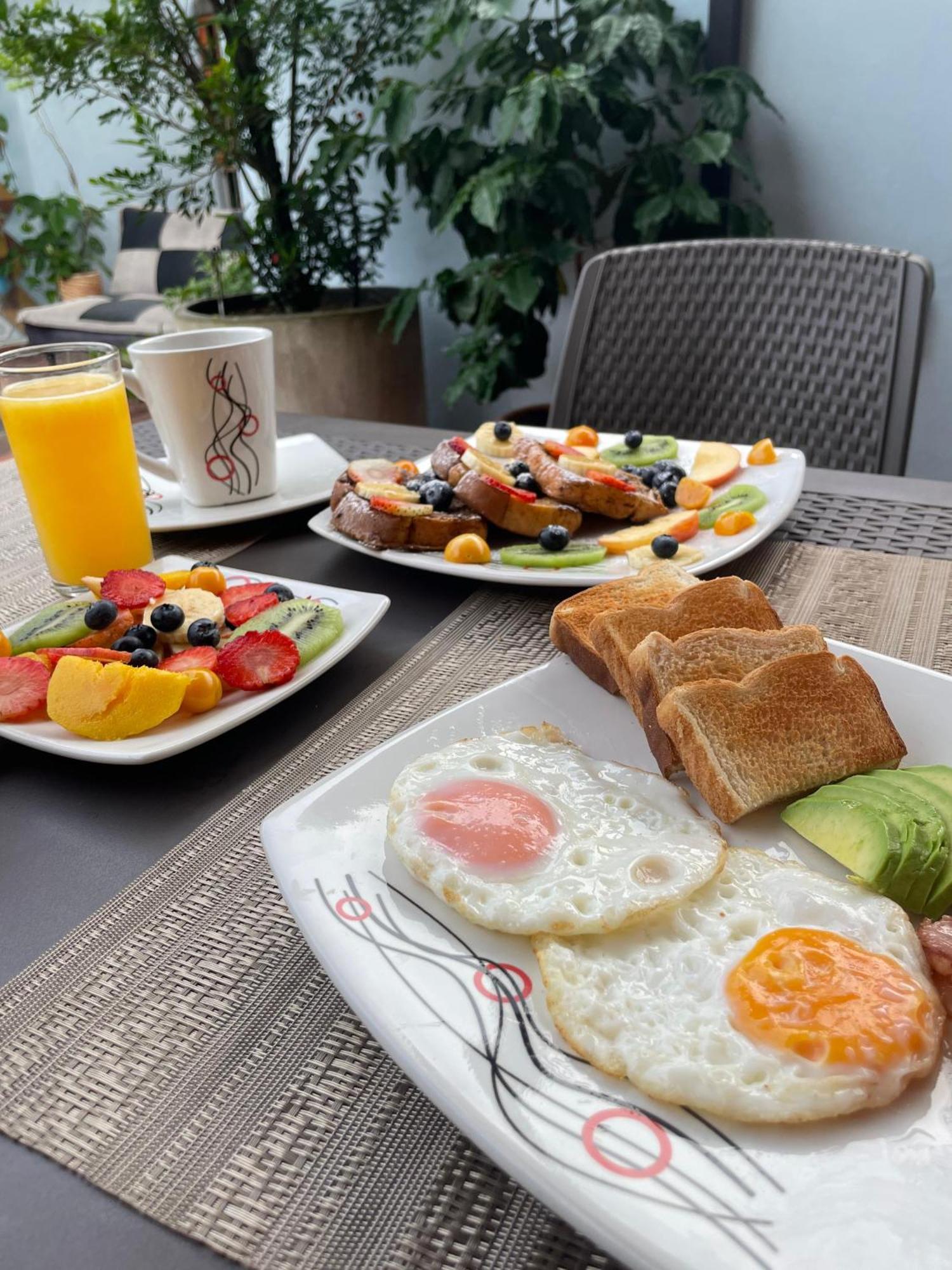 מדיין Colinkhouse Hotel מראה חיצוני תמונה